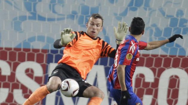 Brankář Sparty Jaromír Blažek (vlevo) zastavuje střelu Marka Gonzaleze z CSKA Moskva.