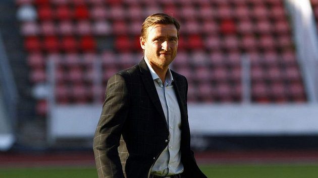 Manažer nároďáku Vladimír Šmicer předvedl na tréninku své apartní sáčko s kostkovaným vzorem...