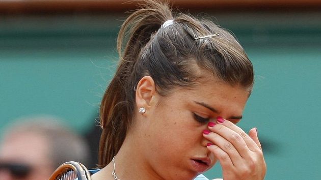 Zklamaná rumunská tenistka Sorana Cirsteaová, která ve čtvrtfinále Roland Garros podlehla Australance Stosurové.