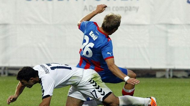 Plzeňský Daniel Kolář (vpravo) padá po souboji s Jedigarjanem z Pjuniku Jerevan.