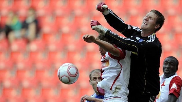 Brankář Sigmy Olomouc Martin Blaha zasahuje před slávistou Petrem Trappem.