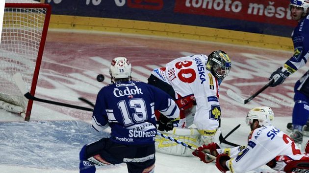 Plzeňský útočník Tyler Scofield (vlevo)se snaží překonat slávistického brankáře Zdeňka Orcta.