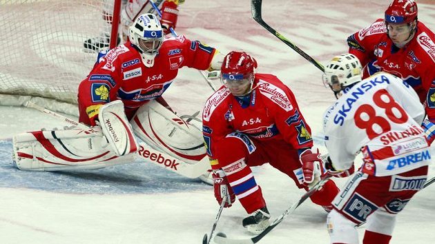 Brankář Českých Budějovic Jakub Kovář (vlevo) zasahuje proti Jakubu Sklenářovi v uktání proti Slavii.