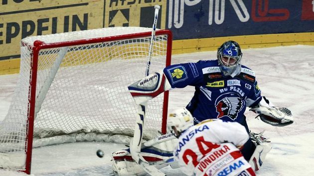 Michal Vondrka ze Slavie střílí branku plzeňskému gólmanovi Tomášovi Pöpperlemu.