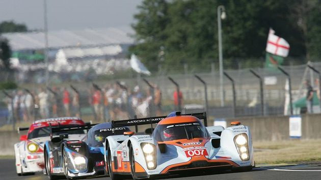 Prototyp Aston Martin posádky Charouz, Enge, Mücke během závodu 24 hodin Le Mans