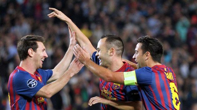 Fotbalisté Barcelony Lionel Messi (vlevo) a Xavi Hernández gratulují Andrési Iniestovi ke gólu vstřelenému Plzni.