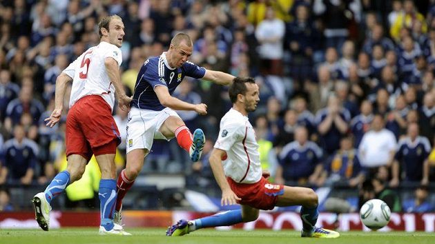 Skot Kenny Miller dává gól, snaha Romana Hubnika (vlevo) a Tomáše Sivoka (vpravo) už byla marná...