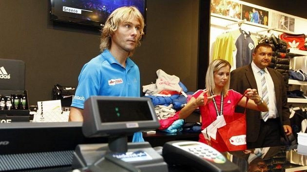 Bývalý fotbalista Pavel Nedvěd si v rámci charitativní akce v pražské prodejně Adidasu vyzkoušel roli prodavače.