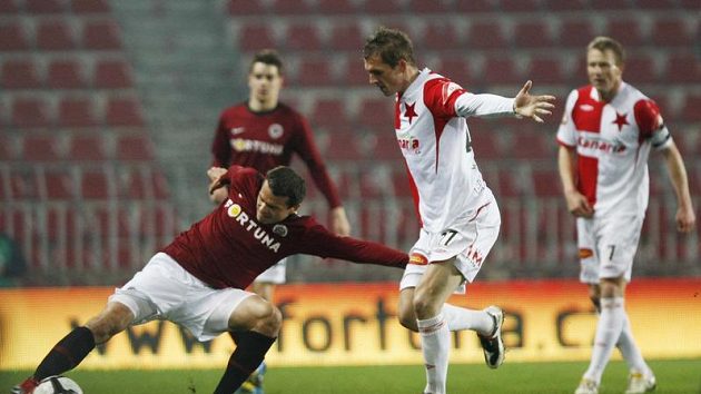 Libor Sionko ze Sparty (vlevo) se natahuje za míčem před Peterm Grajciarem ze Slavie v odvetě čtvtfinále Ondrášovka Cupu.