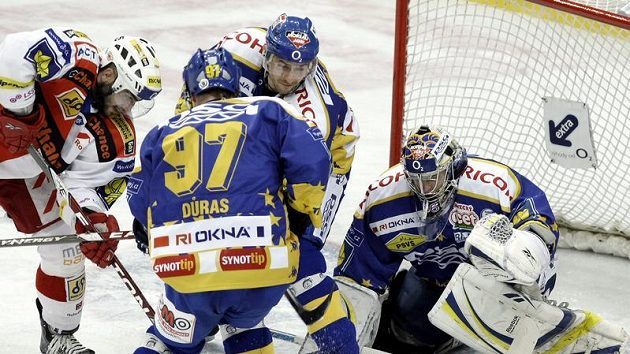 Obránci Zlína čistí prostor pžed gólmanem Jakubem Sedláčkem ve třetím utkání čtvrtfinále play-off se Slavií.