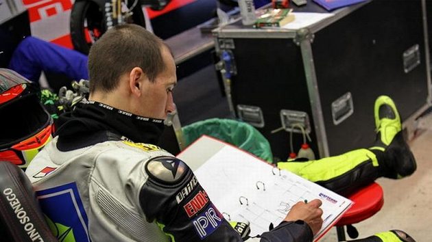 Testy nejsou jen ježdění, ale i studium aneb Lukáš Pešek v boxech týmu Matteoni Racing.