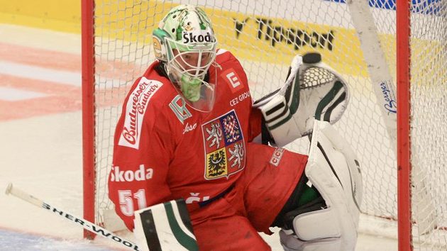 Brankář Lukáš Mensator zasahuje proti střele jednoho z finskýh hráčů na Českých hokejových hrách v Karlových Varech.