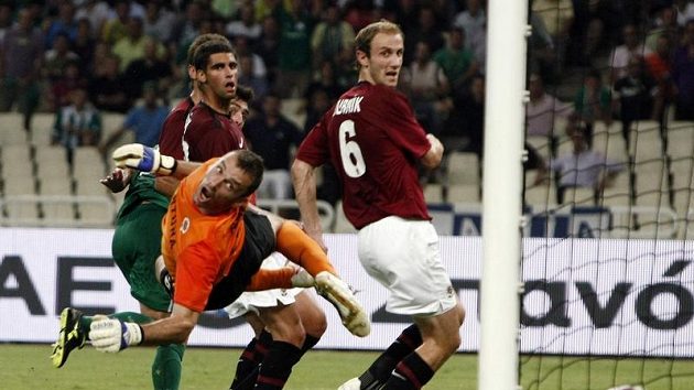 Brankář Sparty Jaromír Blažek se marně ohlíží za tečí fotbalisty Panathinaikosu Sarriegiho.