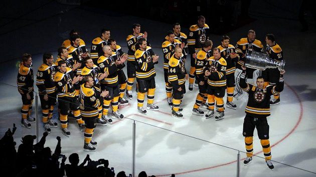 Hráči Bostonu se před zahajovacím zápasem s Philadelphií fanouškům ukázali se Stanley Cupem.