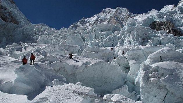 Průstup nebezpečnými trhlinami ledopádu Khumbu, který stojí v cestě na Mt. Everest a Lhoce.