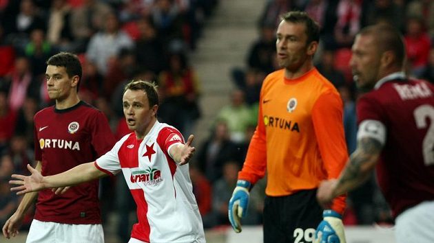 Fotbalisté Sparty Ondřej Kušníř (vlevo), Jaromír Blažek (druhý zprava) a Tomáš Řepka (vpravo) hlídají slávistu Zdeňka Šenkeříka v pražském derby.