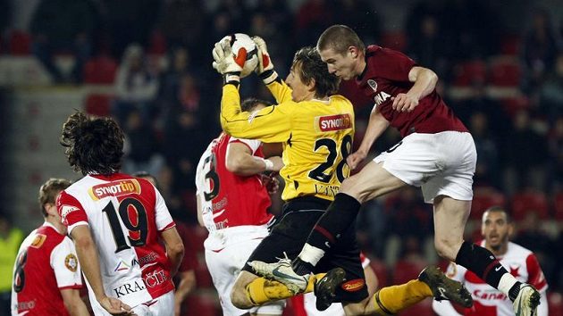 Brankář Slavie Martin Vaniak (ve žlutém) zasahuje v odvetě čtvtfinále Ondrášovka Cupu proti Spartě.