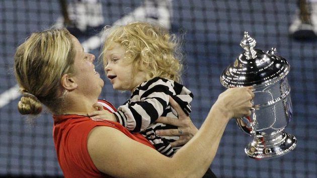 Belgická tenistka Kim Clistersová se svou dcerou Jadou a trofejí pro vítězku US Open.