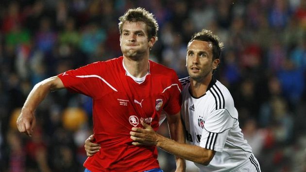 Jakub Navrátil z Plzně (vlevo) bojuje o míč s Tomášem Sivokem v dresu Besiktase Istanbul v utkání předkola Evropské ligy.