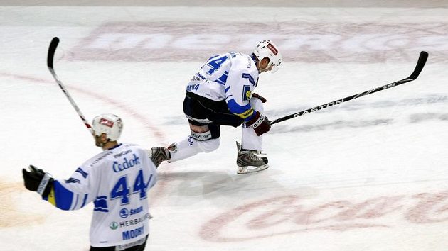 Petr Vampola (vpravo) oslavuje gól Plzně v pátém utkání čtvrtfinále play-off proti Liberci.