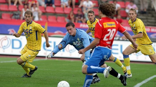 Petr Jiráček z Plzně (č. 20) střílí kolem bezmocného brankáře Teplic Tomáše Grigara gól do jeho sítě.