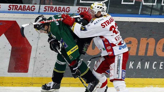 Obránce Slavie Jakub Krejčík (vpravo) se snaží zastavit Kumstáta z Karlových Varů