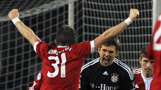 Brankář Bayernu Mnichov Hans Jorg Butt (uprostřed) se raduje se spoluhráči z branky, kterou vstřelil do sítě Juventusu.