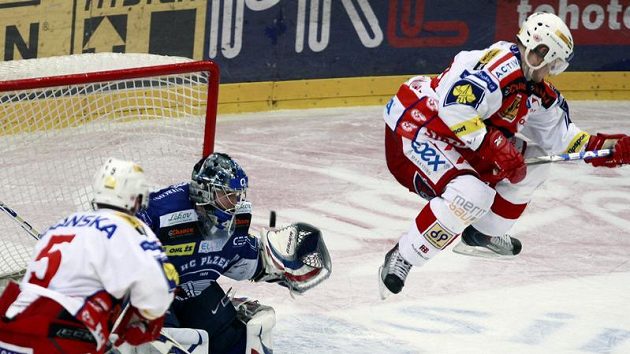 Marek Tomica ze Slavie (vpravo) nadskakuje při střele jednoho ze svých spoluhráčů před brankářem Plzně Tomášem Pöpperlem.