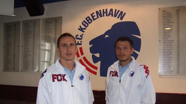 Čeští legionáři v dánských službách Zdeněk Pospěch (vlevo) a Libor Sionko před klubovým znakem FC Kodaň.
