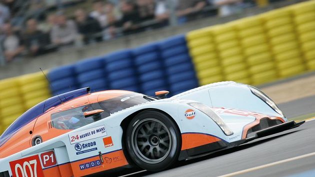 Prototyp Aston Martin posádky Charouz, Enge, Mücke při kvalifikaci na 24 hodin Le Mans