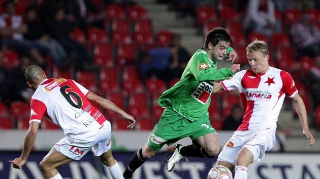 Jablonecký Anes Haurdič proskakuje mezi slávisty Hocine Raguedem (vlevo) a Petrem Trappem.
