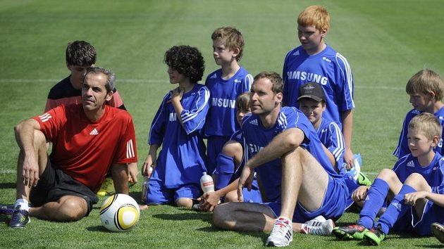 Na pátý ročník Fotbalové školy Petra Čecha znovu dorazil i Christoph Lollichon (v čerevném), trenér brankářů Chelsea.