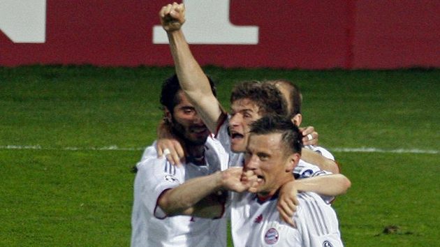 Útočník Bayernu Mnichov Ivica Olič (vpravo) oslavuje se svými spoluhráči branku do sítě Lyonu v semifinále Ligy mistrů.