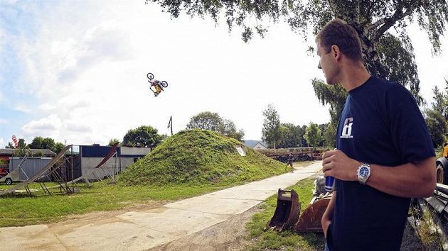 Pilot Martin Šonka se dívá na freestylového motocyklistu Petra Piláta.