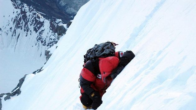 Pár kroků a pak nucený odpočinek. Libor Uher při výstupu na Gasherbrum I.