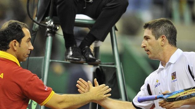 Jan Hájek gratuluje trenérovi španělských tenistů Albertu Costovi k vítězství ve finále Davis cupu v Barceloně.