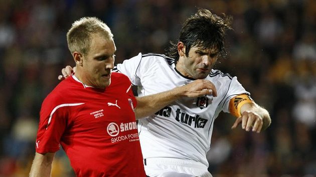 Kolář z Plzně (vlevo) bojuje o míč s Uzulmesem z Besiktase Istanbul v předkole Evropské ligy.