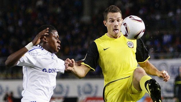 Jakub Podaný ze Sparty (vpravo) odkopává míč před Bigambem Rochatem z Lausanne.
