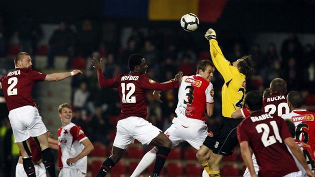 Brankář Slavie Martin Vaniak (ve žlutém) vyráží míč při odvetě čtvtfinále Ondrášovka Cupu se Spartou.