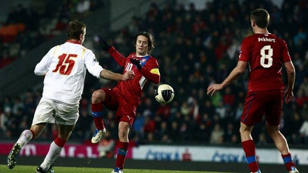 Tomáš Rosický zahrává balón před Pekovičem z Černé Hory. Momentu přihlíží Tomáš Pekhart.