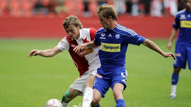 Štěpán Koreš z SK Slavia Praha (vlevo) v boji o míč s Lukášem Bajerem z SK Sigma Olomouc.