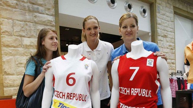 Basketbalistky zleva Kateřina Elhotová, Petra Kulichová a Eva Vítečková při představení nových dresů pro evropský šampionát