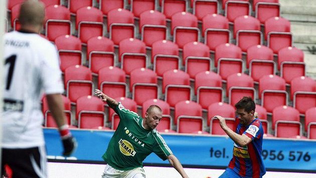 Plzeňský Martin Fillo (vpravo) se snaží vytvořit střeleckou pozici před brankou Bohemians 1905.