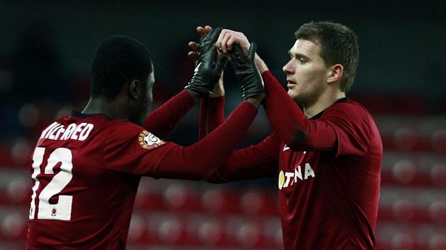Nová sparťanská posila se uvedla gólem. Miloš Lačný (vpravo) se raduje společně s Bonny Wilfriedem.