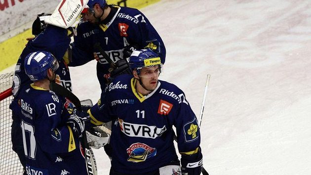 Viktor Ujčík oslavuje s vítkovickými spoluhráči vítězství nad Českými Budějovicemi.