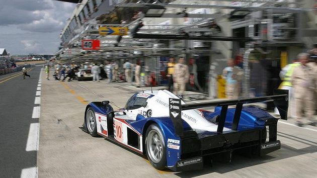 Vůz Lola-Aston Martin (vpředu) české stáje Charouz Racing System při závodu 24 hodin Le Mans.