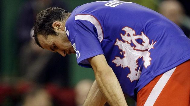 Zklamaný český tenista Radek Štěpánek ve finále Davis Cupu v souboji se Španělem Davidem Ferrerem