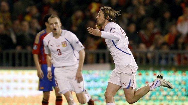 Jaroslav Plašil se raduje poté, co vstřelil mistrům světa ze Španělska úvodní gól kvalifikačního utkání o postup na Euro 2012.