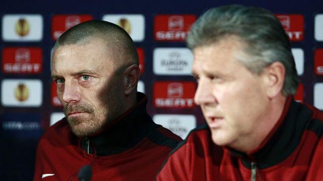 Tomáš Řepka a manažer Sparty Jozef Chovanec na tiskové konferenci před utkáním Sparty s Liverpoolem.