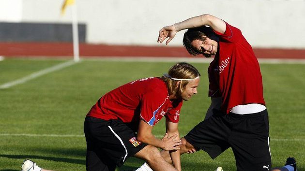 Do odpoledního tréninku české reprezentace se Tomáš Rosický (vpravo) už zapojil. Na snímku společně s Jaroslavem Plašilem.